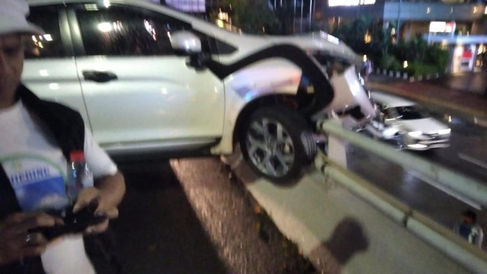 Kecelakaan di Tol Dalam Kota Slipi Arah Semanggi Picu Kemacetan Panjang Malam Ini