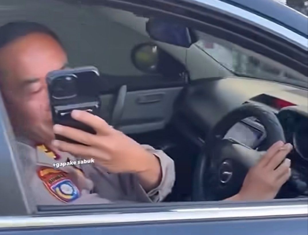 Video Perwira Polisi Merokok Saat Berkendara Viral, Polda Kalsel Beri Penjelasan
