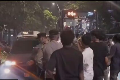 Aksi Malam di Cikini Soroti Kenaikan BBM, Massa Desak Pemerintah Tinjau Ulang Kebijakan Energi