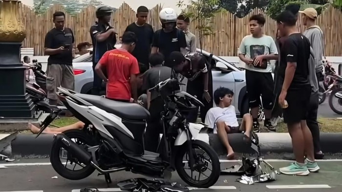 Pengendara Motor Diduga Melawan Arah di Pakansari, Tiga Orang Terluka dalam Kecelakaan