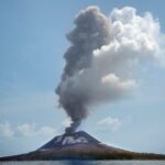 Abu Vulkanik Tak Selalu Merusak, Kandungan Mineralnya Bisa Menyuburkan Tanah dan Laut