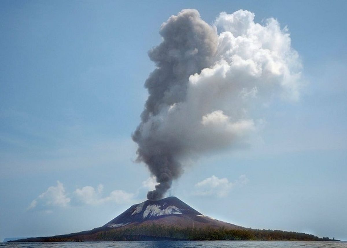Abu Vulkanik Tak Selalu Merusak, Kandungan Mineralnya Bisa Menyuburkan Tanah dan Laut