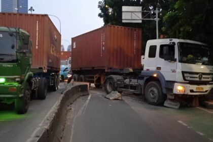 Kecelakaan Truk Kontainer di Tomang Ganggu Lalu Lintas, Perjalanan Transjakarta Ikut Terlambat