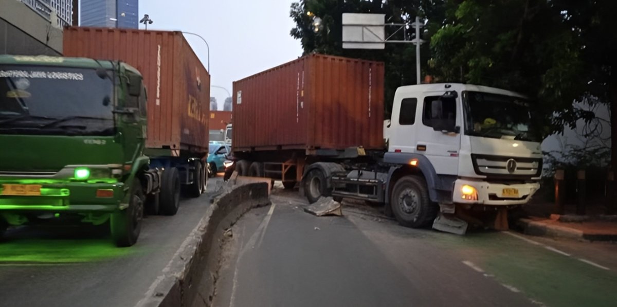 Kecelakaan Truk Kontainer di Tomang Ganggu Lalu Lintas, Perjalanan Transjakarta Ikut Terlambat