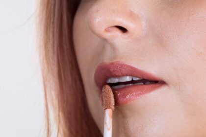 Rahasia Bibir Tampak Lebih Penuh Tanpa Filler, Kenali Cara Kerja Plumping Lip Gloss
