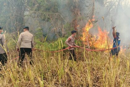 Satbrimob Polda Kalteng Intensifkan Pembasahan Lahan Karhutla di Tanjung Taruna